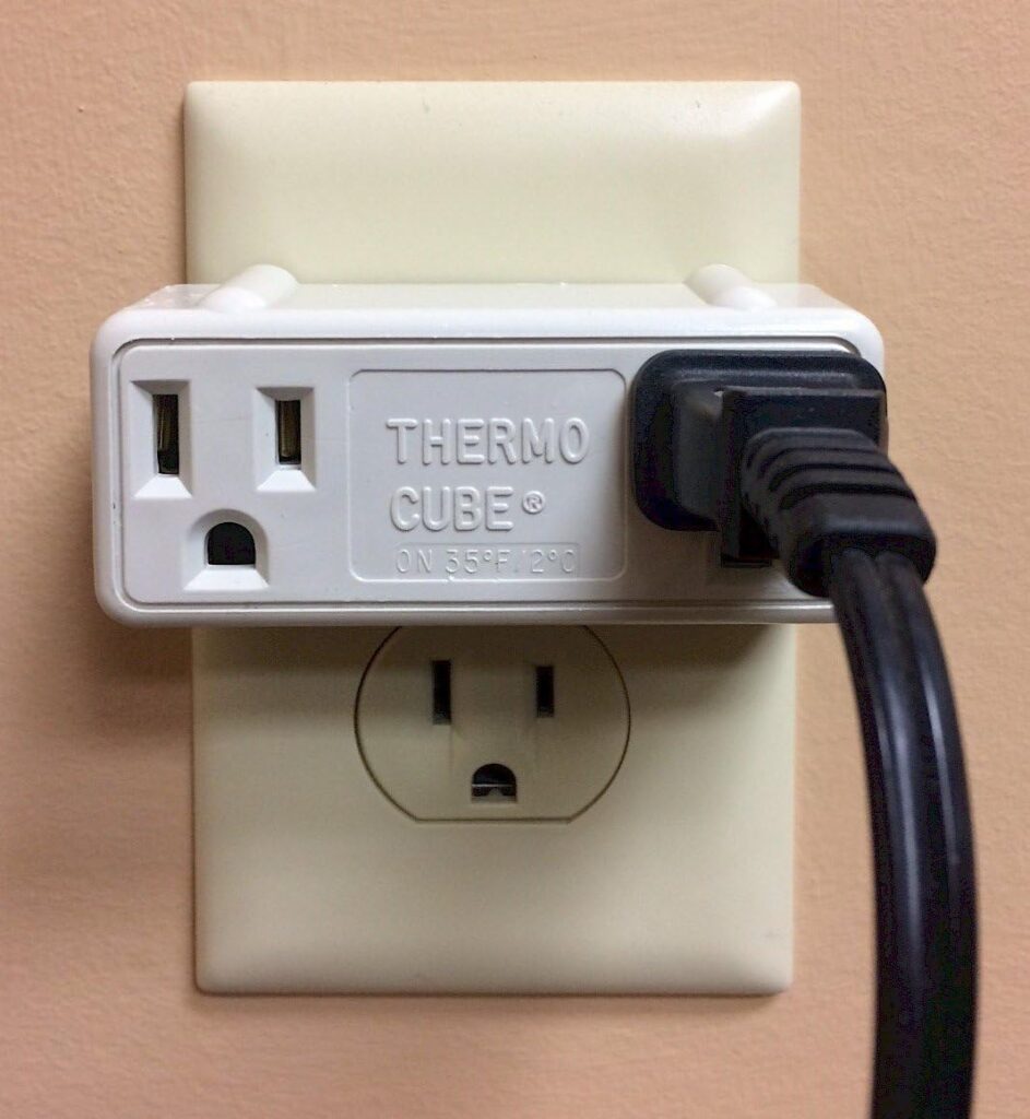 Thermo Cube Model Thermostatically Controlled Outlet - On at 35-Degrees/Off at 45-Degrees